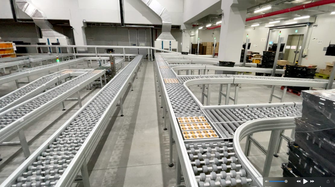 A typical example of a Logistics Center with Warehouse, Picking areas m Inspection area and the Distribution with the avancon Sorter and avancon ZPC conveyors. 